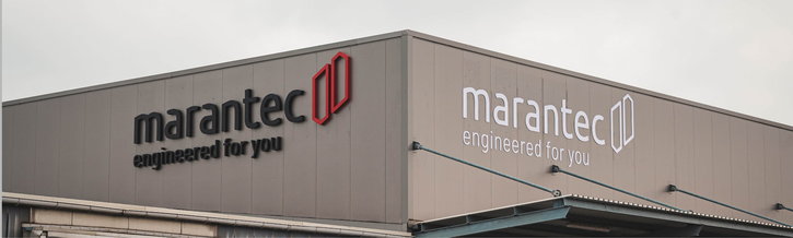 Marantec Firmengebäude mit zwei großen Logos an der Fassade.